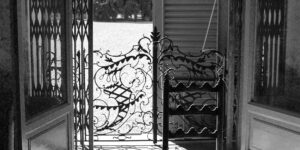 Black & white picture of an empty seat in Italy