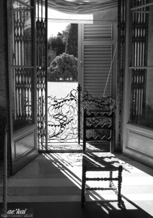 Black & white picture of an empty seat in Italy