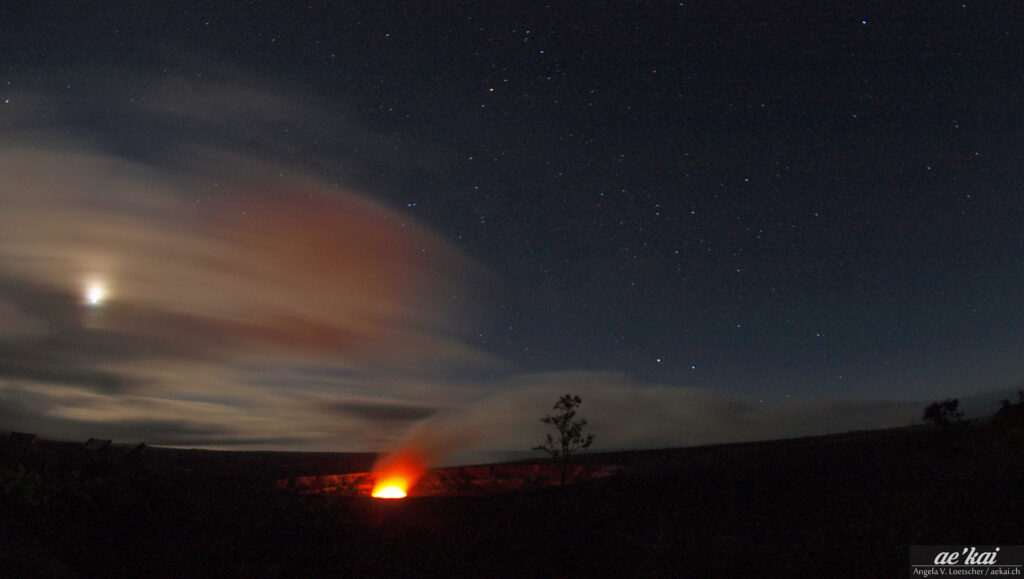 Halema'uma'u Crater (Hawaii) by night with glowing lava