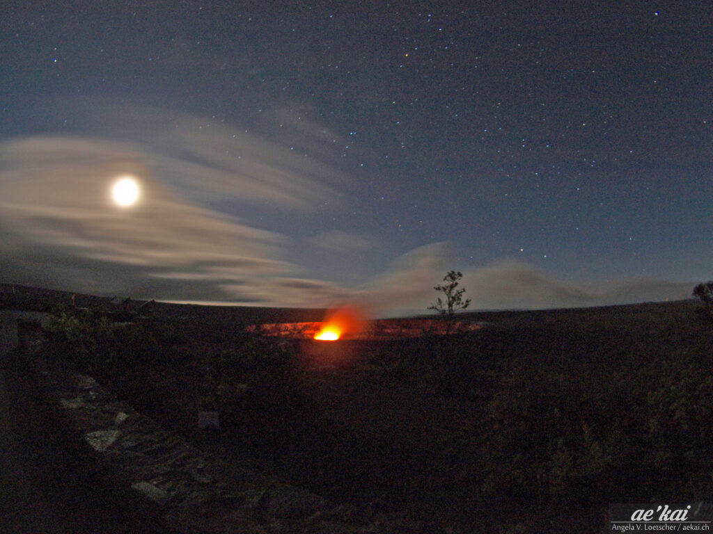Halema'uma'u Crater (Hawaii) by night with glowing lava