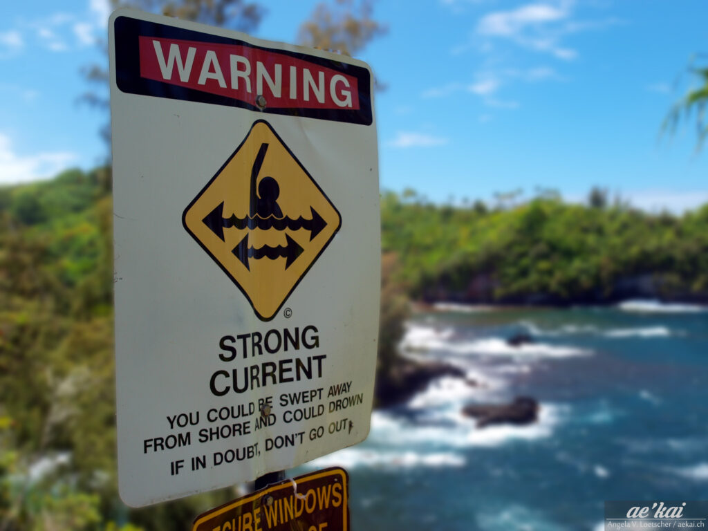 Street sign in Onomea Bay, Hawaii, warning about strong currents