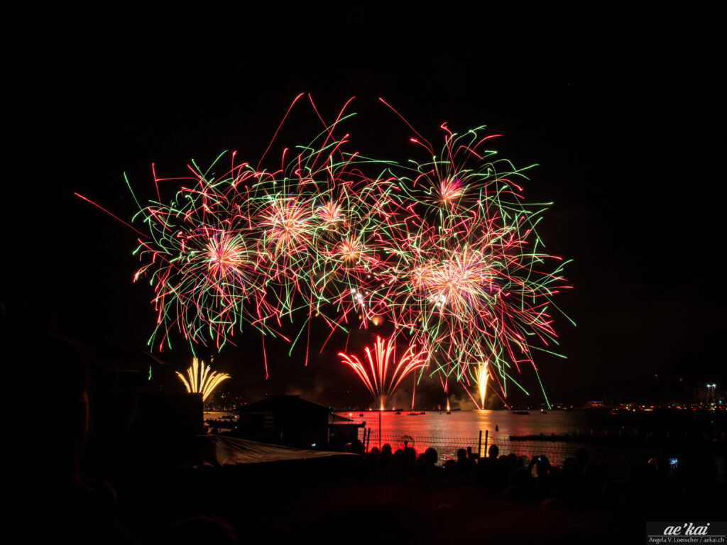 Red-green fireworks; Züri fest; tri-annual city festival of Zurich, large firework